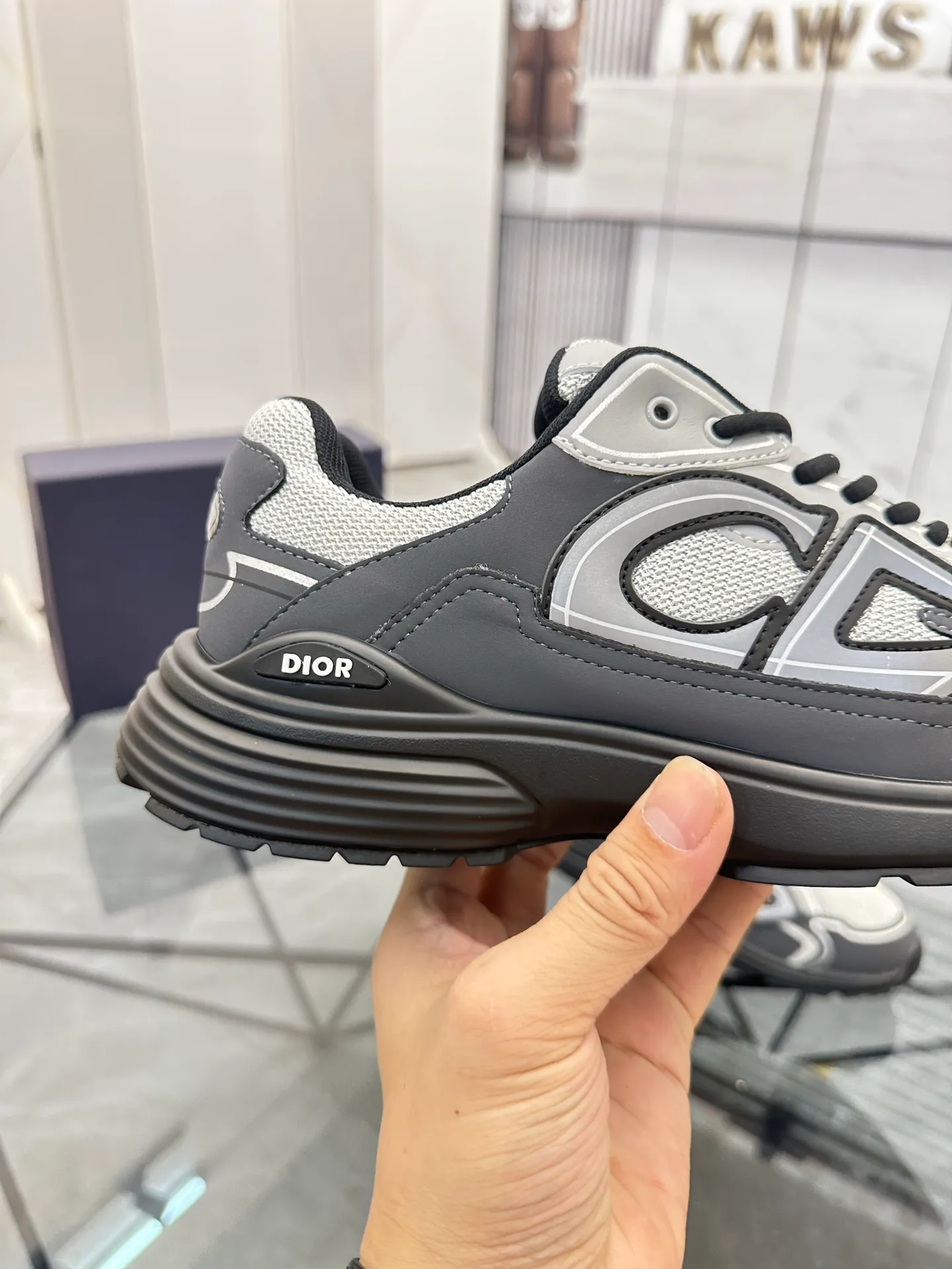 Men's shoes: 💰P400¥ Available in Guangzhou Product trademark: Dior* "Dior*" low-top casual shoes Regular size: 35-46 (can be customized to 47) Couple style Product materials: Upper imported cowhide stitched with original fabric, breathable lining, ultra-light foam original outsole. No.: 007